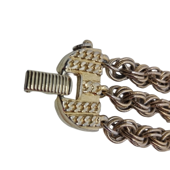 VINTAGE 1960s GOLDETTE GOLDTONE TEXTURED TRIPLE CHAIN BRACELET - Picture 9 of 10